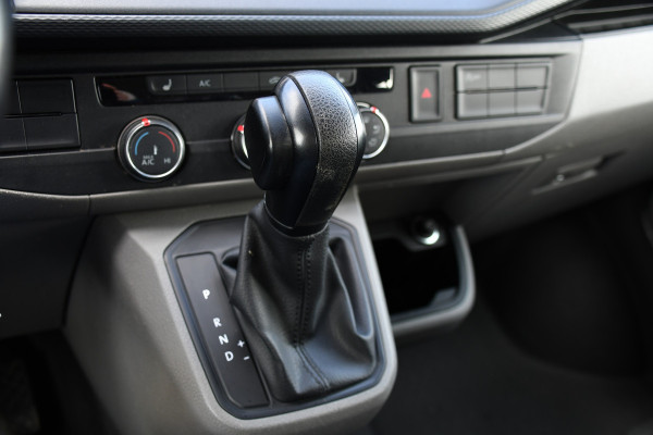 Volkswagen Transporter 2.0 TDI L2H1 DC PB Edition Camera, Carplay, Stoelverwarming, Sensoren, multimedia, 150pk, Automaat, 6 Zits, Uniek!