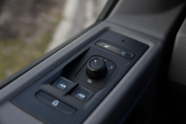 Volkswagen Transporter 2.0 TDI L2H1 DC PB Edition Camera, Carplay, Stoelverwarming, Sensoren, multimedia, 150pk, Automaat, 6 Zits, Uniek!