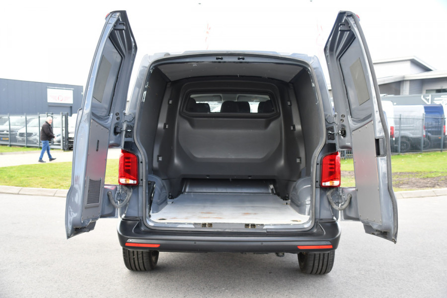 Volkswagen Transporter 2.0 TDI L2H1 DC PB Edition Camera, Carplay, Stoelverwarming, Sensoren, multimedia, 150pk, Automaat, 6 Zits, Uniek!