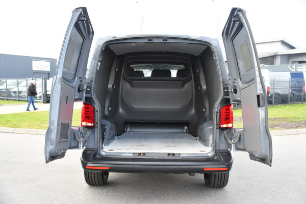 Volkswagen Transporter 2.0 TDI L2H1 DC PB Edition Camera, Carplay, Stoelverwarming, Sensoren, multimedia, 150pk, Automaat, 6 Zits, Uniek!
