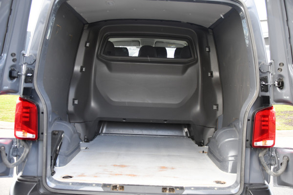 Volkswagen Transporter 2.0 TDI L2H1 DC PB Edition Camera, Carplay, Stoelverwarming, Sensoren, multimedia, 150pk, Automaat, 6 Zits, Uniek!