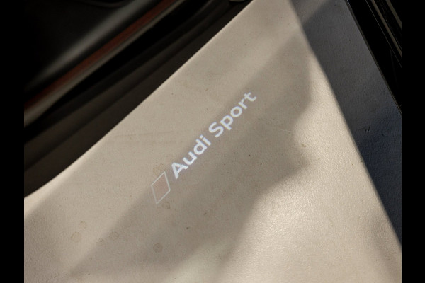 Audi A4 Avant 2.9 TFSI RS 4 quattro / 450pk / Panorama dak / Head up display / Carbon /