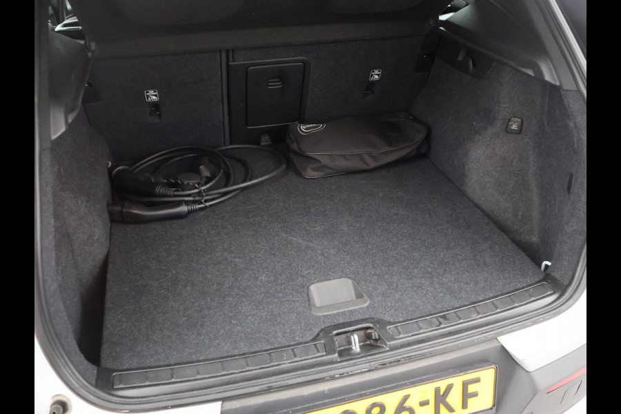 Volvo XC40 RECHARGE P8 408 PK AWD R-DESIGN + 19 INCH | ADAPTIVE CRUISE | APPLE CARPLAY | ANDROID AUTO