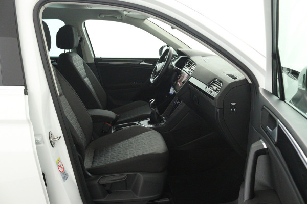 Volkswagen Tiguan 1.5 TSI Life Business (TREKHAAK, STOEL/STUUR VERWARMING, CRUISE ADAPTIEF, CAMERA, DIGITALE COCKPIT)