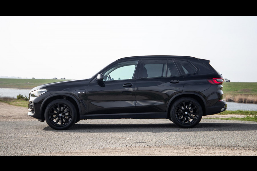 BMW X5 xDrive45e CARPLAY / CAMERA / DEALER ONDERHOUDEN /  LEER / STOELVERWARMING / BLACK ON BLACK