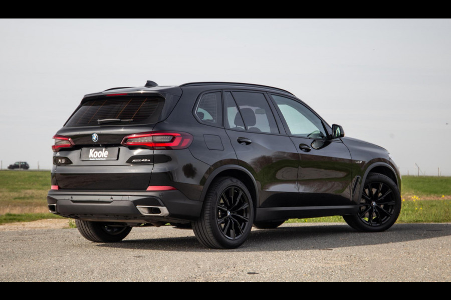 BMW X5 xDrive45e CARPLAY / CAMERA / DEALER ONDERHOUDEN /  LEER / STOELVERWARMING / BLACK ON BLACK