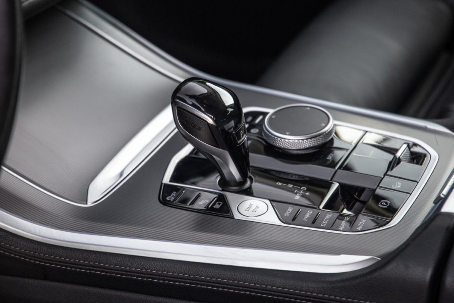 BMW X5 xDrive45e CARPLAY / CAMERA / DEALER ONDERHOUDEN /  LEER / STOELVERWARMING / BLACK ON BLACK