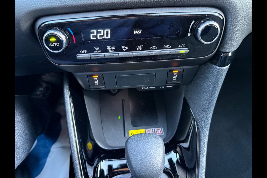 Toyota Yaris 1.5 Hybrid 130 Executive Apple CarPlay Bi-Tone