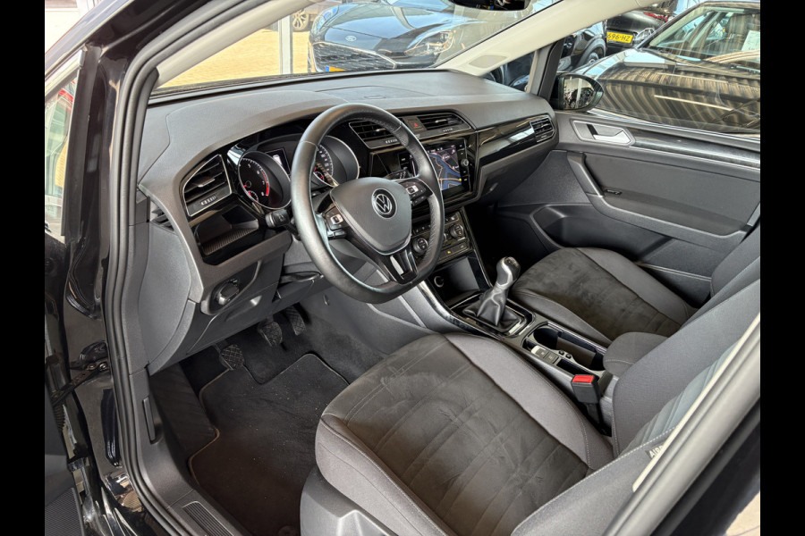 Volkswagen Touran 1.5 TSi 150pk Highline 7-persoons NAVI/CARPLAY/CLIMA/ADAPT.CRUISE/PDC/STOELVERWARMING