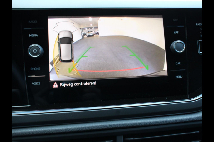Volkswagen Polo 1.0 TSI 70kW DSG R-Line Design Pack | iQ light | Navigatie | Apple Carplay/Android Auto | Camera | Climate Control | Adaptive Cruise Control | Lichtmetalen velgen | Led | Parkeer sensoren