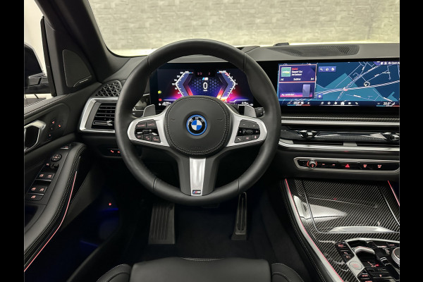 BMW X5 50e M-Sport Pro | M-Performance Stoelen | Achterasbesturing | Carbon | ACC | Panorama | 360 Camera | Soft-Close | Head-Up | M-Gordels | Trekhaak | Harman-Kardon | 22 inch | Individual Leder | Stoelventilatie | Stoelverwarming V+A | Keyless-Entry | Memory | Stuurverwarming | Iconic-Glow | Rij-Assist Pro | Beker Koeling & Verwarming | Zonwering |