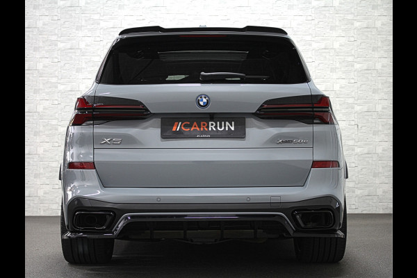 BMW X5 50e M-Sport Pro | M-Performance Stoelen | Achterasbesturing | Carbon | ACC | Panorama | 360 Camera | Soft-Close | Head-Up | M-Gordels | Trekhaak | Harman-Kardon | 22 inch | Individual Leder | Stoelventilatie | Stoelverwarming V+A | Keyless-Entry | Memory | Stuurverwarming | Iconic-Glow | Rij-Assist Pro | Beker Koeling & Verwarming | Zonwering |