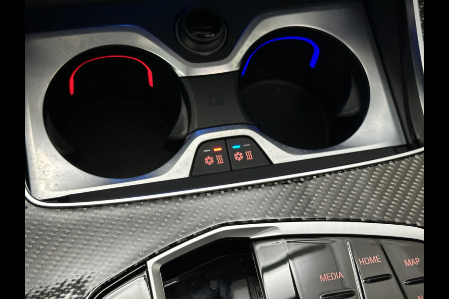 BMW X5 50e M-Sport Pro | M-Performance Stoelen | Achterasbesturing | Carbon | ACC | Panorama | 360 Camera | Soft-Close | Head-Up | M-Gordels | Trekhaak | Harman-Kardon | 22 inch | Individual Leder | Stoelventilatie | Stoelverwarming V+A | Keyless-Entry | Memory | Stuurverwarming | Iconic-Glow | Rij-Assist Pro | Beker Koeling & Verwarming | Zonwering |