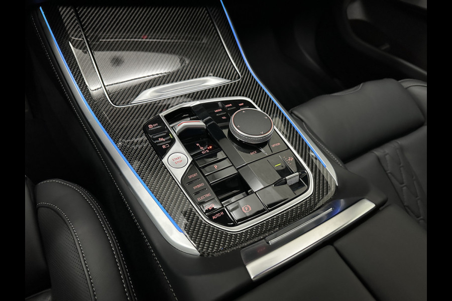 BMW X5 50e M-Sport Pro | M-Performance Stoelen | Achterasbesturing | Carbon | ACC | Panorama | 360 Camera | Soft-Close | Head-Up | M-Gordels | Trekhaak | Harman-Kardon | 22 inch | Individual Leder | Stoelventilatie | Stoelverwarming V+A | Keyless-Entry | Memory | Stuurverwarming | Iconic-Glow | Rij-Assist Pro | Beker Koeling & Verwarming | Zonwering |
