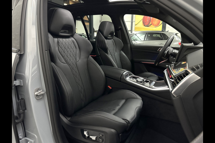 BMW X5 50e M-Sport Pro | M-Performance Stoelen | Achterasbesturing | Carbon | ACC | Panorama | 360 Camera | Soft-Close | Head-Up | M-Gordels | Trekhaak | Harman-Kardon | 22 inch | Individual Leder | Stoelventilatie | Stoelverwarming V+A | Keyless-Entry | Memory | Stuurverwarming | Iconic-Glow | Rij-Assist Pro | Beker Koeling & Verwarming | Zonwering |