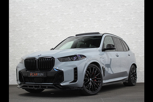 BMW X5 50e M-Sport Pro | M-Performance Stoelen | Achterasbesturing | Carbon | ACC | Panorama | 360 Camera | Soft-Close | Head-Up | M-Gordels | Trekhaak | Harman-Kardon | 22 inch | Individual Leder | Stoelventilatie | Stoelverwarming V+A | Keyless-Entry | Memory | Stuurverwarming | Iconic-Glow | Rij-Assist Pro | Beker Koeling & Verwarming | Zonwering |