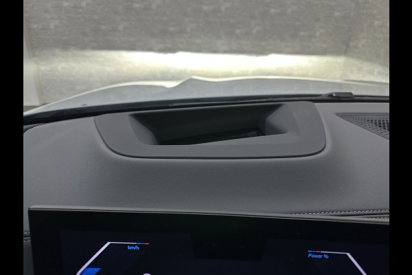 BMW X5 50e M-Sport Pro | M-Performance Stoelen | Achterasbesturing | Carbon | ACC | Panorama | 360 Camera | Soft-Close | Head-Up | M-Gordels | Trekhaak | Harman-Kardon | 22 inch | Individual Leder | Stoelventilatie | Stoelverwarming V+A | Keyless-Entry | Memory | Stuurverwarming | Iconic-Glow | Rij-Assist Pro | Beker Koeling & Verwarming | Zonwering |