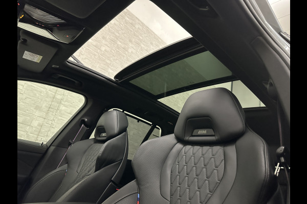 BMW X5 50e M-Sport Pro | M-Performance Stoelen | Achterasbesturing | Carbon | ACC | Panorama | 360 Camera | Soft-Close | Head-Up | M-Gordels | Trekhaak | Harman-Kardon | 22 inch | Individual Leder | Stoelventilatie | Stoelverwarming V+A | Keyless-Entry | Memory | Stuurverwarming | Iconic-Glow | Rij-Assist Pro | Beker Koeling & Verwarming | Zonwering |