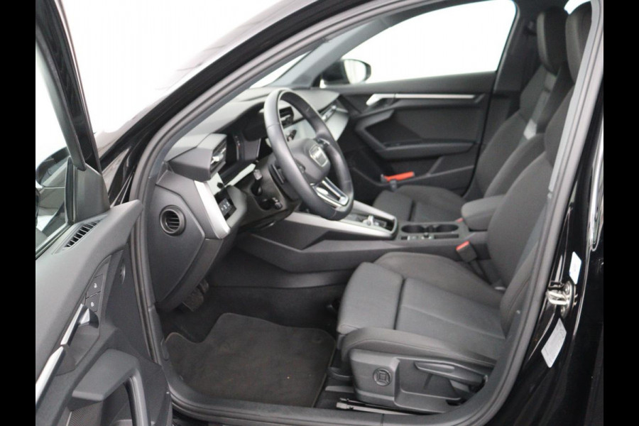 Audi A3 Limousine 30 TFSI Advanced edition | Stoelverwarming | Adaptive Cruise | Trekhaak | Carplay | LED | PDC | Navigatie | DAB