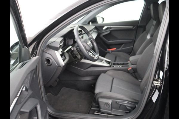 Audi A3 Limousine 30 TFSI Advanced edition | Stoelverwarming | Adaptive Cruise | Trekhaak | Carplay | LED | PDC | Navigatie | DAB