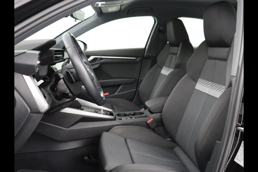 Audi A3 Limousine 30 TFSI Advanced edition | Stoelverwarming | Adaptive Cruise | Trekhaak | Carplay | LED | PDC | Navigatie | DAB