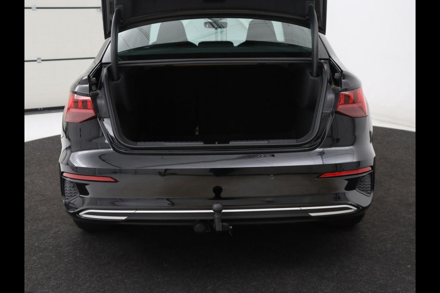 Audi A3 Limousine 30 TFSI Advanced edition | Stoelverwarming | Adaptive Cruise | Trekhaak | Carplay | LED | PDC | Navigatie | DAB