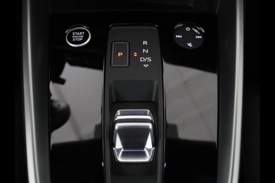 Audi A3 Limousine 30 TFSI Advanced edition | Stoelverwarming | Adaptive Cruise | Trekhaak | Carplay | LED | PDC | Navigatie | DAB