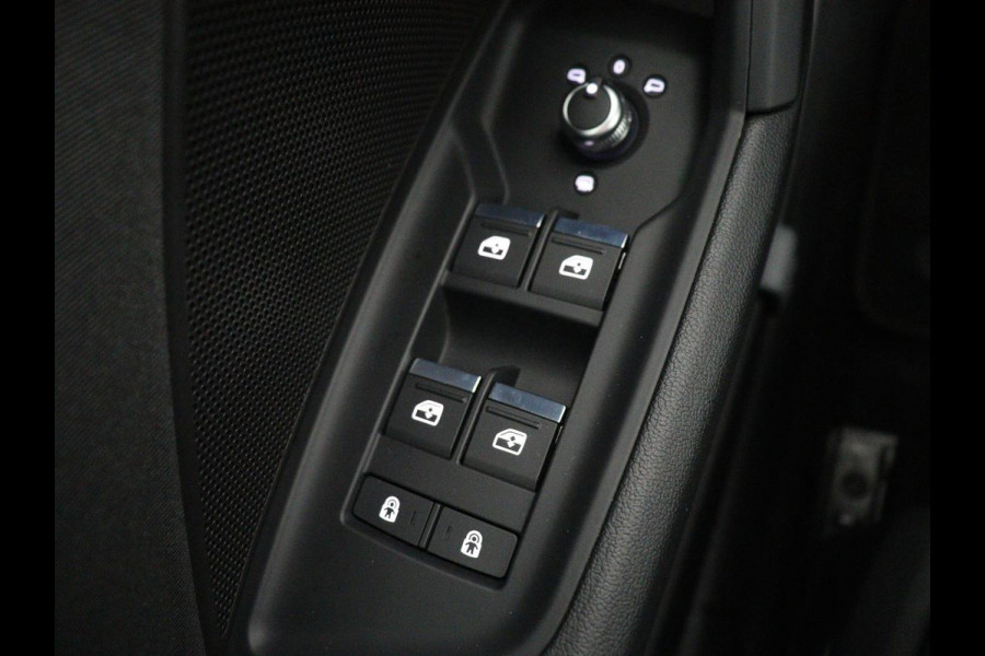 Audi A3 Limousine 30 TFSI Advanced edition | Stoelverwarming | Adaptive Cruise | Trekhaak | Carplay | LED | PDC | Navigatie | DAB