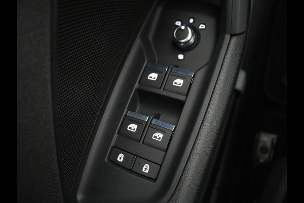 Audi A3 Limousine 30 TFSI Advanced edition | Stoelverwarming | Adaptive Cruise | Trekhaak | Carplay | LED | PDC | Navigatie | DAB