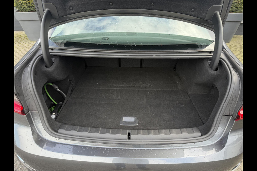 BMW 3-serie 330e | 360* Camera | Navigatie | Lederen Bekleding | DAB | Trekhaak |