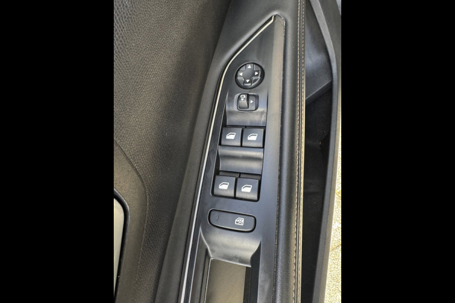 Peugeot 5008 1.2 PureTech GT-Line 7P - AUTOMAAT I Panorama dak I Navigatie / Apple CarPlay I 1/2 Leer I Sport pakket I Dealer ond.