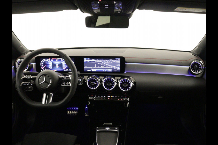 Mercedes-Benz CLA-Klasse 180 AMG Line 5 spaaks lichtmetalen velgen | Nightpakket | Premium Pakket | Distronic | MB-paasweekend