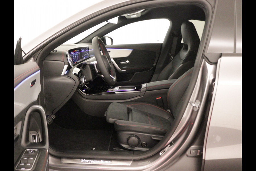 Mercedes-Benz CLA-Klasse 180 AMG Line 5 spaaks lichtmetalen velgen | Nightpakket | Premium Pakket | Distronic | MB-paasweekend