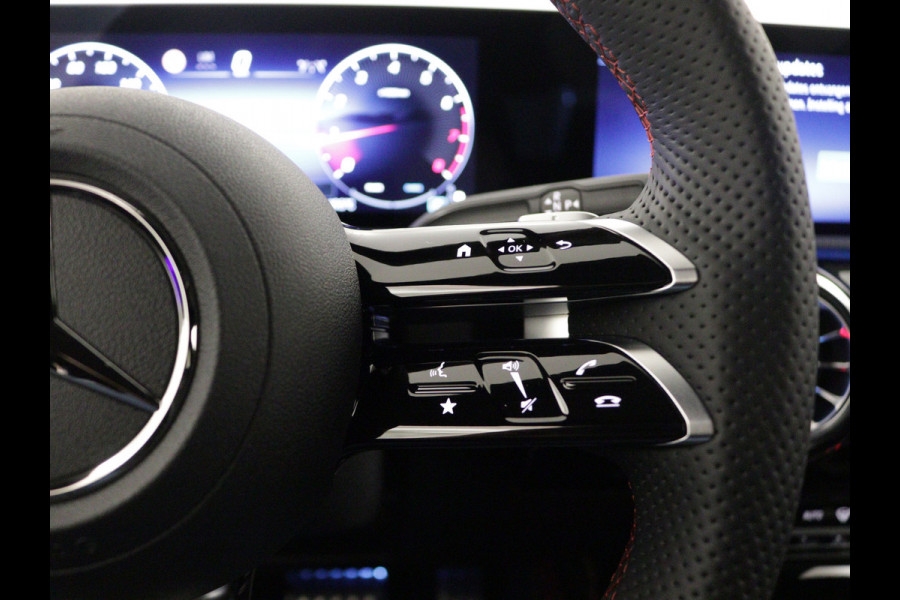 Mercedes-Benz CLA-Klasse 180 AMG Line 5 spaaks lichtmetalen velgen | Nightpakket | Premium Pakket | Distronic | MB-paasweekend