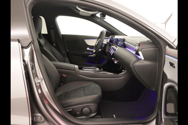 Mercedes-Benz CLA-Klasse 180 AMG Line 5 spaaks lichtmetalen velgen | Nightpakket | Premium Pakket | Distronic | MB-paasweekend