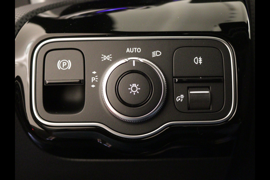 Mercedes-Benz CLA-Klasse 180 AMG Line 5 spaaks lichtmetalen velgen | Nightpakket | Premium Pakket | Distronic | MB-paasweekend