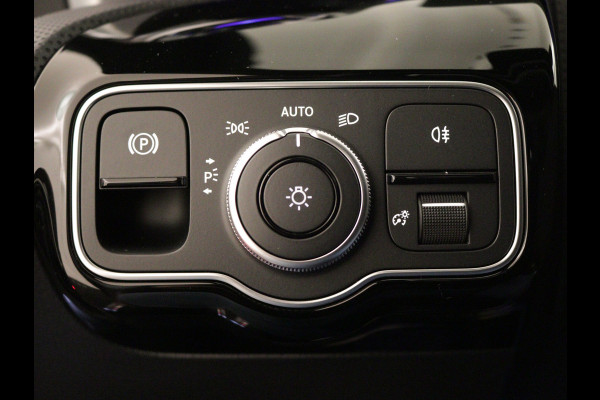 Mercedes-Benz CLA-Klasse 180 AMG Line 5 spaaks lichtmetalen velgen | Nightpakket | Premium Pakket | Distronic | MB-paasweekend