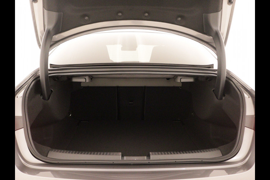 Mercedes-Benz CLA-Klasse 180 AMG Line 5 spaaks lichtmetalen velgen | Nightpakket | Premium Pakket | Distronic | MB-paasweekend