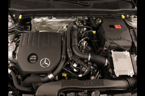 Mercedes-Benz CLA-Klasse 180 AMG Line 5 spaaks lichtmetalen velgen | Nightpakket | Premium Pakket | Distronic | MB-paasweekend