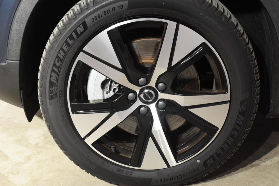 Volvo XC40 231PK Recharge Pure Electric Core Navigatie / Stoelverwarming / Stuurverwarming / Elektrische achterklep / Cruise control / 19" / All season banden