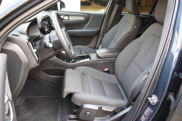Volvo XC40 231PK Recharge Pure Electric Core Navigatie / Stoelverwarming / Stuurverwarming / Elektrische achterklep / Cruise control / 19" / All season banden