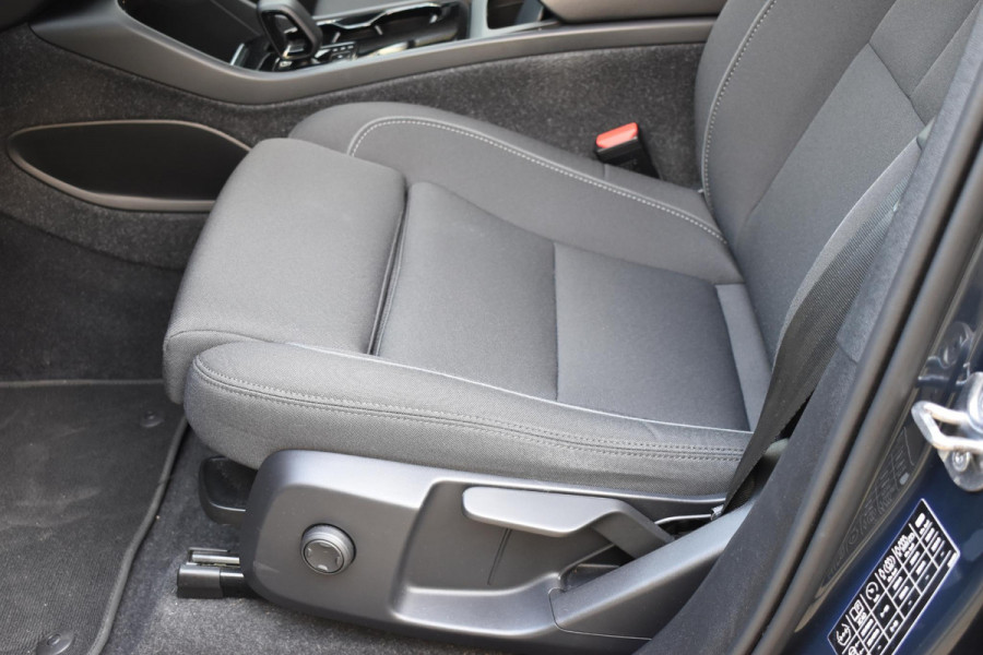 Volvo XC40 231PK Recharge Pure Electric Core Navigatie / Stoelverwarming / Stuurverwarming / Elektrische achterklep / Cruise control / 19" / All season banden