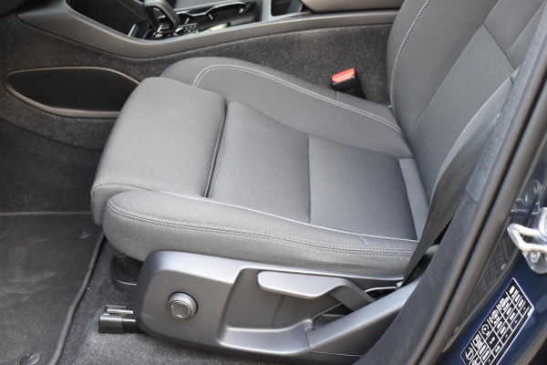 Volvo XC40 231PK Recharge Pure Electric Core Navigatie / Stoelverwarming / Stuurverwarming / Elektrische achterklep / Cruise control / 19" / All season banden