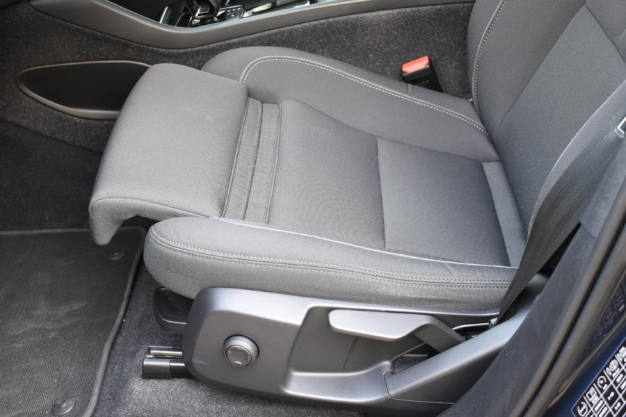 Volvo XC40 231PK Recharge Pure Electric Core Navigatie / Stoelverwarming / Stuurverwarming / Elektrische achterklep / Cruise control / 19" / All season banden