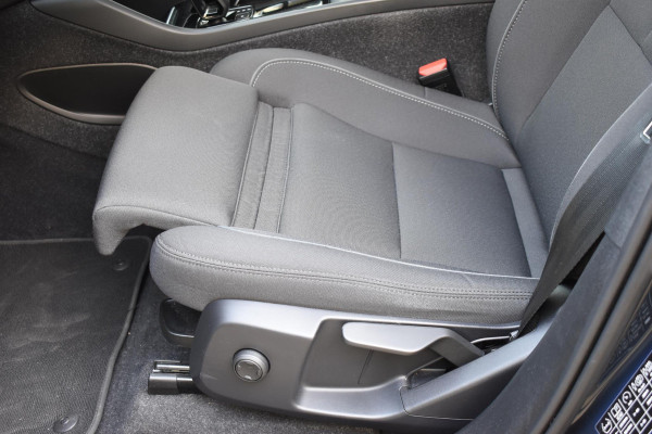 Volvo XC40 231PK Recharge Pure Electric Core Navigatie / Stoelverwarming / Stuurverwarming / Elektrische achterklep / Cruise control / 19" / All season banden