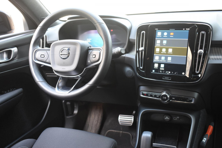 Volvo XC40 231PK Recharge Pure Electric Core Navigatie / Stoelverwarming / Stuurverwarming / Elektrische achterklep / Cruise control / 19" / All season banden