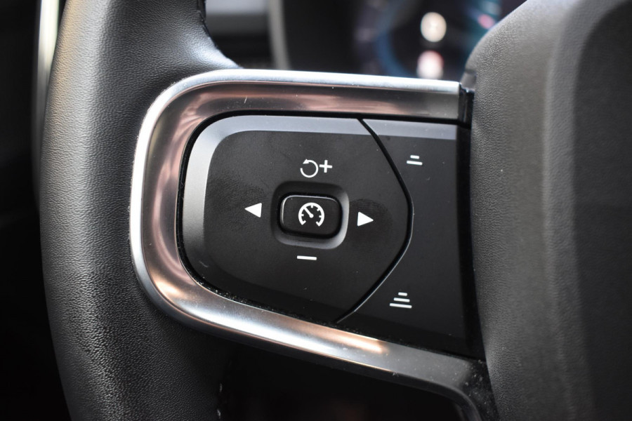 Volvo XC40 231PK Recharge Pure Electric Core Navigatie / Stoelverwarming / Stuurverwarming / Elektrische achterklep / Cruise control / 19" / All season banden