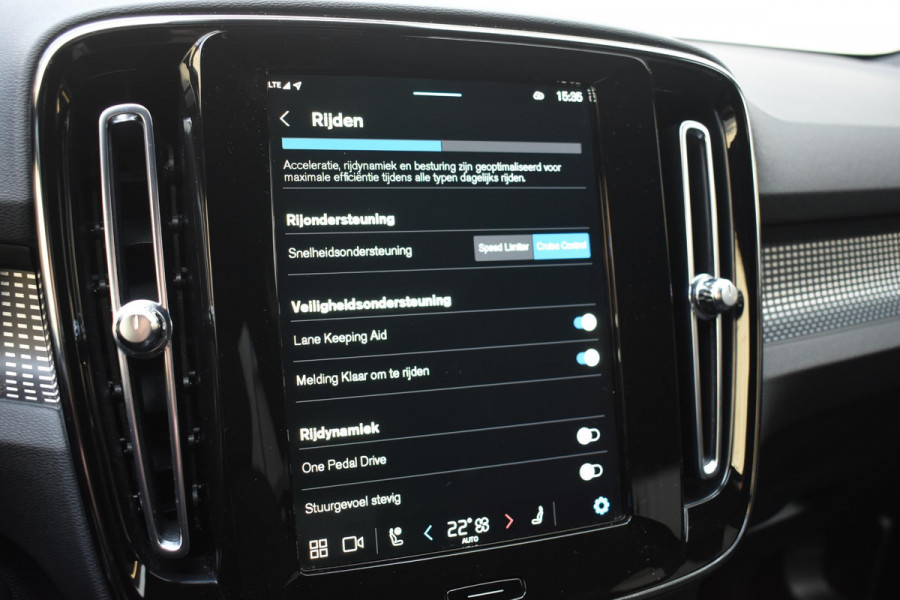 Volvo XC40 231PK Recharge Pure Electric Core Navigatie / Stoelverwarming / Stuurverwarming / Elektrische achterklep / Cruise control / 19" / All season banden