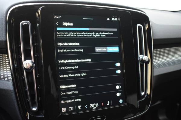 Volvo XC40 231PK Recharge Pure Electric Core Navigatie / Stoelverwarming / Stuurverwarming / Elektrische achterklep / Cruise control / 19" / All season banden