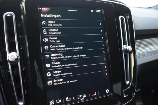 Volvo XC40 231PK Recharge Pure Electric Core Navigatie / Stoelverwarming / Stuurverwarming / Elektrische achterklep / Cruise control / 19" / All season banden